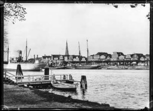 Travemünde. Blick über die Trave auf die Stadt mit einfahrendem Dampfer