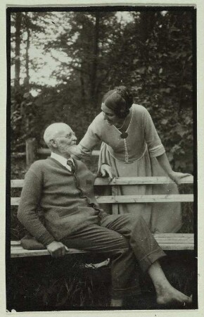Porträt Ferdinand Schrey und Luise Schubert : Foto-/Bildersammlung Stenografische Sammlung. Porträt Ferdinand Schrey mit seiner Pflegerin Luise Schubert im Kurbad Jungborn in Kassel, Sommer 1925. Photographie (1925). Dresden: SLUB P a 1000
