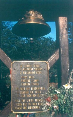Budapest. Neuer Stadtfriedhof. Parzelle 301. Hölzerne Glockentürmchen über Gräbern