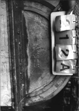 Grabstein 212 (Index: 100110569) Material: Sandstein Zustand: stark verwittert im Giebel mit großem Textverlust, sonst leicht, am unteren Rand stärker verwittert, geringer Textverlust Maße HxBxT: 127x72x17 cm Beschreibung: Stele, Rundbogenabschluß mit Verdachung, Schriftfelder eingetieft Symbolik: 3 Rosetten: Grabstein 212A