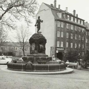 Dresden-Plauen, F.-C.-Weiskopf-Platz. Müllerbrunnen (1902, 1986; W. Lossow, H. Viehweger, R. Henze)