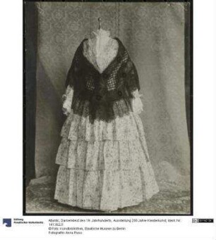 Damenkleid des 19. Jahrhunderts, Ausstellung 200 Jahre Kleiderkunst