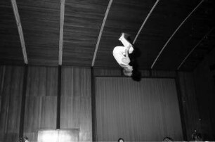 Freiburg: Kolpinghaus, Turnvorführungen, Trampolin