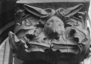 Konsole von der ehemaligen Empore der Stadtpfarrkirche Sankt Maria mit Hasenkopf und Blattwerk