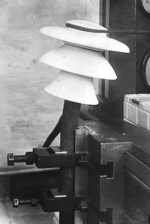 Knickfestigkeitsprüfung von Schirmisolatoren (Hermsdorf-Schomburg-Isolatoren GmbH) : Technikgeschichte | Stoffkunde und Materialprüfung | Materialprüfung | Isolatoren-Prüfung