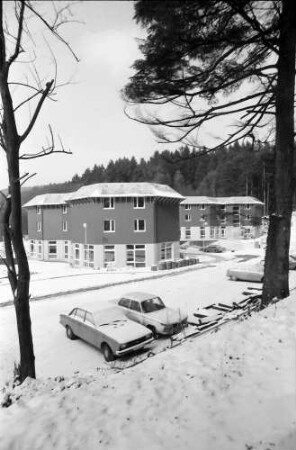 Freiburg: Neubau Jugendherberge im Schnee, nahe
