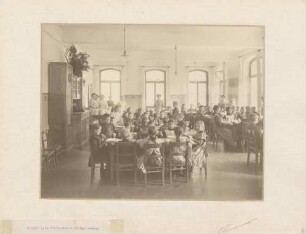 "Kinder beim Mittagessen im Speisesaal" des Kindererholungsheimes Victor Lenel-Stift in Neckargemünd