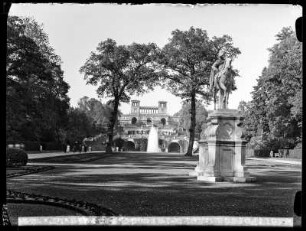 Potsdam, Sanssouci. Reiterstandbild Friedrich des Großen am Orangerieschloss