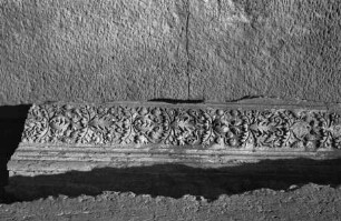 Architrav mit Akanthusornamentik