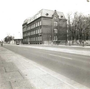 Cottbus. Realschule, Bahnhofstraße 11/August-Bebel-Straße, 1890, 1893 Erweiterungsbau. Straßenansicht mit Einfriedung (August-Bebel-Straße)