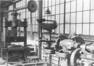 [Bild 7] Werkhalle mit Richtmaschine und Schleifmaschine : Heidenau (Kreis Pirna), Rudolf-Breitscheid-Straße 29. VEB Elbtalwerk Heidenau. Werkhalle mit Richtmaschine und Schleifmaschine