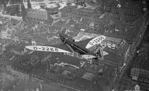 Dresden: Sportflugzeug Klemm L-25 (Leichtflugzeugbau Klemm, Böblingen) der SA-Fliegersturmstaffel über der Wilsdruffer Straße. Reklameflug für Sturm-Zigarettenfabrik Arthur Dreßler, Dresden