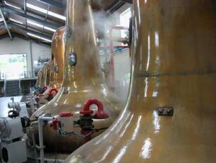 Technische Anlagen in der schottischen Whisky-Destillerei Glenfiddich in Dufftown