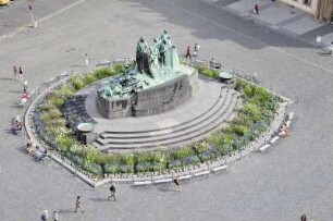 Altstadt von Prag : Blick vom Turm des Altstädter Rathauses auf die Altstadt von Prag. Bild: Altstädter Ring mit Jan-Hus-Denkmal, aufgenommen 2008
