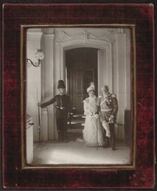 Großherzog Friedrich I. und Großherzogin Luise mit Wachposten, Ganzfigur.