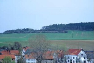 Teil des Ortes mit Landschaft und Feldern