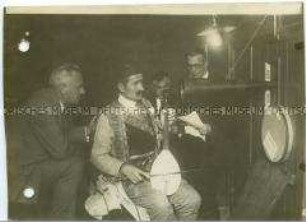 Wilhelm Doegen bei Tonaufnahmen mit einem serbischen Sänger und Musiker
