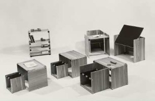 Kinderzimmermöbe : Leipziger Herbstmesse, 1972. Kinderzimmermöbel aus Kunststoff (1972; Hochschule für Kunst und Design Halle (Burg Giebichenstein)). Ansicht mit Regal, Hockern, Schreibtischen und Schultafel