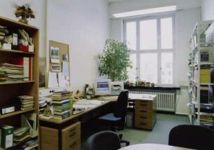 Arbeitsraum der Zweigbibliotheksleiterin : Dresden-Räcknitz, Zellescher Weg 12/14 (Willers-Bau der TU Dresden). Sächsische Landesbibliothek - Staats- und Universitätsbibliothek Dresden. Zweigbibliothek Mathematik. Arbeitsraum der Zweigbibliotheksleiterin