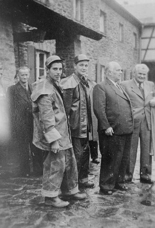 Wilhelm Pieck mit Max Seydewitz (rechts) und Kumpel der Wismut im Arbeiterheim Bermsgrün : Wilhelm Pieck mit Max Seydewitz (rechts) und Kumpel der Wismut im Arbeiterheim Bermsgrün
