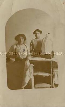 Gertrud Arndt (Rosenthal) bei der Arbeit
