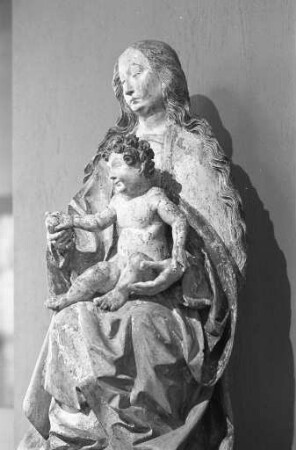 Badisches Landesmuseum. Neuerwerbung einer spätgotischen Madonna mit Kind aus Lindenholz aus dem Kreis von Hans Wydyz (1497 - 1510)