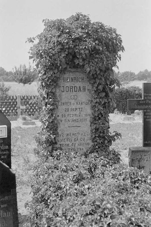 Grabstätte von Heinrich Jordan und Familie in Papitz : Row Hendricha Jordana a swójbnych w Popojcach : Papitz / Popojce
