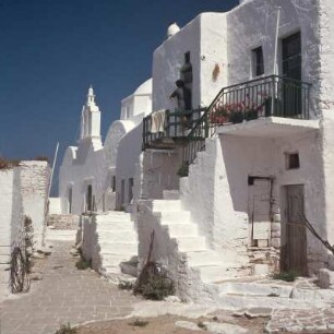 Folégandros, Chora, Kastron, Häuser mit doppelläufigen Außentreppen im Kastron