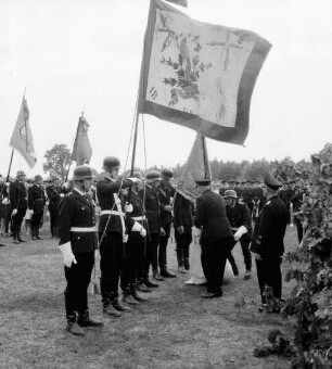 Klein Wesenberg: Amtsfeuerwehrfest des Amtes Reinfeld-Land: Fahnenweihe der neuen Fahne der Amtsfeuerwehr mit der ältesten Fahne von der Freiwilligen Feuerwehr Mönkhagen (1890) durch stellvertretenden Landesverbandswehrführer August Schleßmann, Heide: Enthüllen der neuen Fahne
