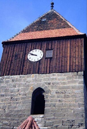 Turm der Kirche mit Fenster (Schallloch)