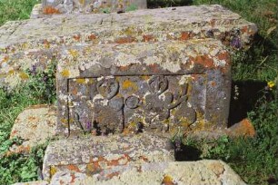 Grabstein mit figürlichen Darstellungen