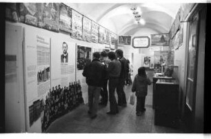 Kleinbildnegative: Ausstellung „Hilfe Schule“ und Kita, Grunewaldstraße, 1981