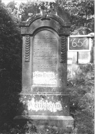 Grabstein 651 (Index: 99895247) Material: Sandstein Zustand: gut Maße HxBxT: 147x50x19 cm Beschreibung: Stele mit abgeflachtem Giebelabschluss; Sockel: Grabstein 651 (1)