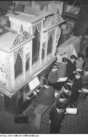 Dresden, Kreuzschüler im Orgelbaubetrieb Jehmlich, 1957