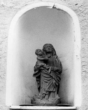 Sachteil: Marienfigur; Hochheim am Main, Kirchstraße 2