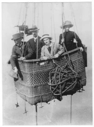 Geschwister Wegener und Else Köppen während einer Ballonfahrt, Fotografie 1913