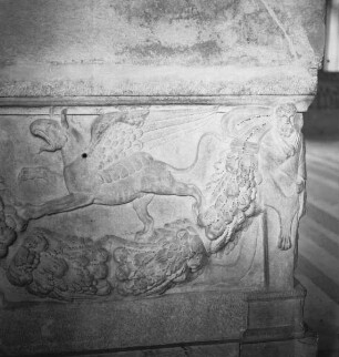 Rückseite: Ranken und Greifen
