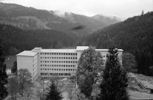 Blick auf die Neubauten des Sanatoriums Wehrawald in Todtmoos