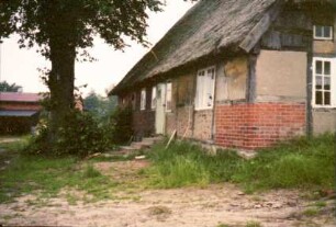 Rausdorfer Straße 67: Fachwerkkate mit Reetdach: Traufseite mit Eingangstür: Giebelseite Wohntrakt: verfallen