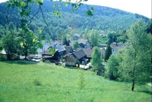 Blick vom Hang auf einen Teil der Häuser