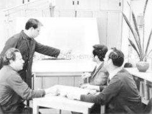 Ingenieure im VEB Zahnschneidemaschinenfabrik "Modul" in Karl-Marx-Stadt (Chemnitz) beraten sich zu Arbeitsschutzmaßnahmen