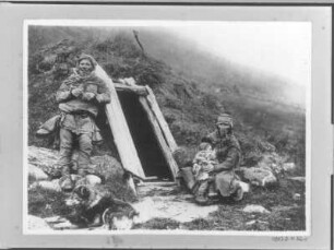 Gegend um Tromsö. Samen-Familie vor ihrer Erdblockhütte