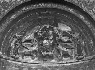 Dekoration der unteren Wandzone mit mariologischen und christologischen Themen — 1. Wandnische (Altarnische): Majestas Domini und die Taufe Christi — Majestas Domini mit Evangelistensymbolen und Engeln
