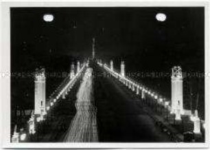 Berlin, Siegessäule, Flaggenschmuck bei Nacht