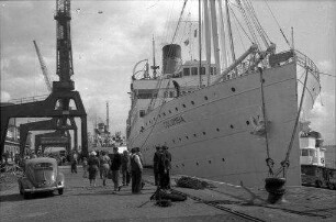 Bremerhaven: Schiff "Columbia" am Pier