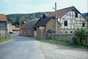 Ortseingang von Seitenroda, große Scheune rechts, Häuser