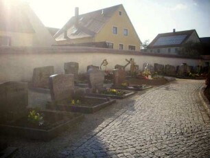 Halsbach-Kirchhof im Südosten mit Kirchhofmauer im Verlauf (Wehrgang mit Steinbrüstung und Schießscharten abgetragen)