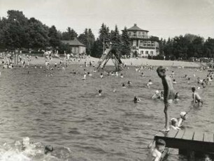 Neugersdorf. Volksbad mit Badegästen