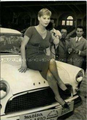 Marisa Allesio posiert auf einem Auto