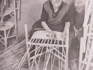 Korbmacherhandwerk, Ausflechten Sessel, um 1930
